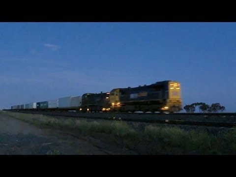 Twilight Broad Gauge Freight Train: Melbourne to Geelong - PoathTV Australian Trains