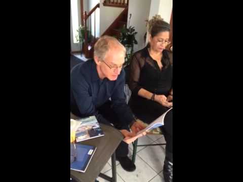 Robert Jakab cientifico  de Yale, lee poema de Lourdes Batista