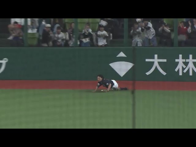 【2回裏】バファローズ・福田周平 右中間を割る打球を後ろ向きでキャッチするファインプレー!! 2024年4月2日 埼玉西武ライオンズ 対 オリックス・バファローズ