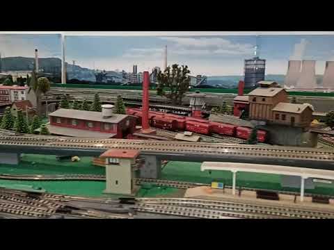 Arnold 0174 Blauer Enzian mit Hobbytrain h2804 E10 Spur n in der Moba Küche