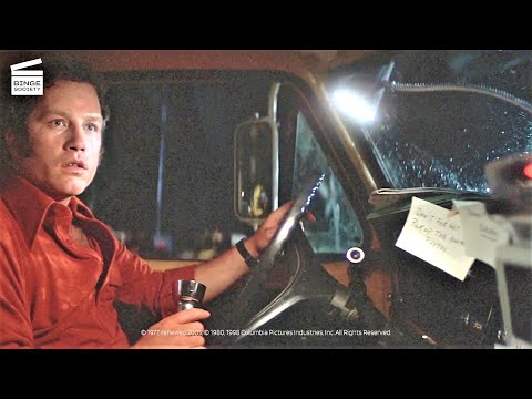 Des OVNIS Survolent La Ville - Rencontres du troisième type (1977)