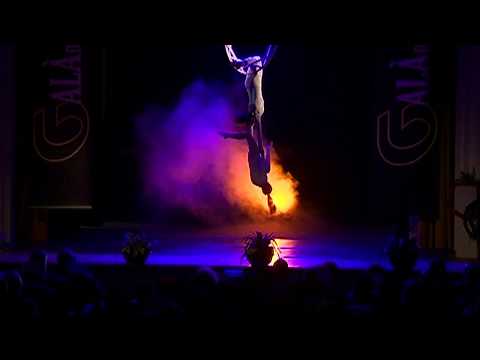 Cerchio acrobatico spettacolo teatro animazione