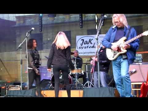 HUDBA PRAHA band - Sedí, pije