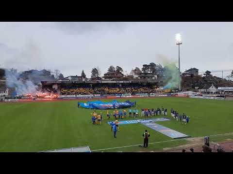 FK Jerv - Strømsgodset spillerne kommer på banen til tidenes første Eliteserienkamp på Levermyr 2022