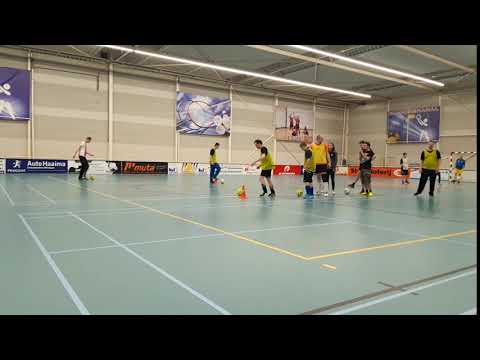 Zaalvoetbal voor mensen met een licht verstandelijke beperking. Spelend Sporten Leeuwarden G-voetbal