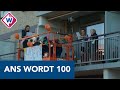 Ans (100) wordt op haar verjaardag verrast door familie op hoogwerker