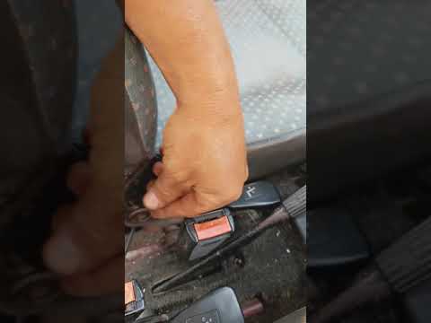 Fixing a damaged Fiat Uno seat.