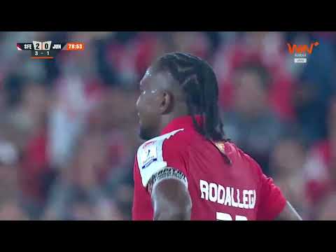 ⚽🦁💥 ¡Zapatazo de Rodallega de tiro libre y se acerca Santa Fe a la goleada! #SUPERLIGAxWIN