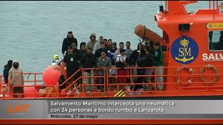 Salvamento intercepta una neum&aacute;tica con 24 personas a bordo rumbo a Lanzarote