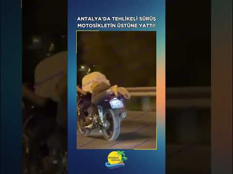 Antalya'da tehlikeli sürüş: Motosikletin üstüne yattı!