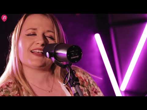 UK Female Wedding Singer & Guitarist - Serena Louise