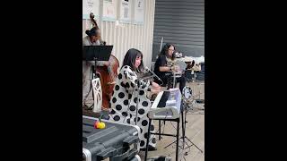 左手ベースラインから解放されて喜びのソロ