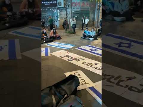 Israelis unite to sing songs in Jerusalem, #duringthewar. #israel