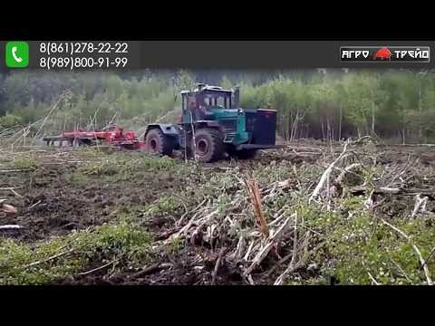 Смотрите как трактор разделывает лес. Валит лес