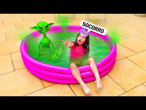 MY LITTLE SISTER FELL INTO THE ALIEN'S GREEN POOL AND GOT ​​STUCK!!