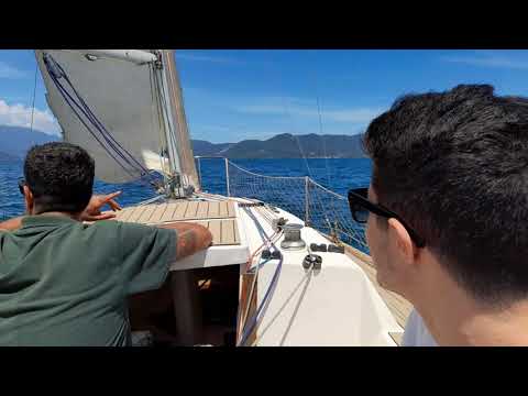 Velejando com vento em popa.