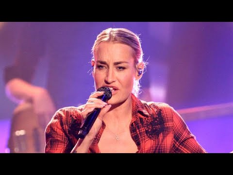 Sarah Connor posiert oben ohne im knappen Bikini Höschen