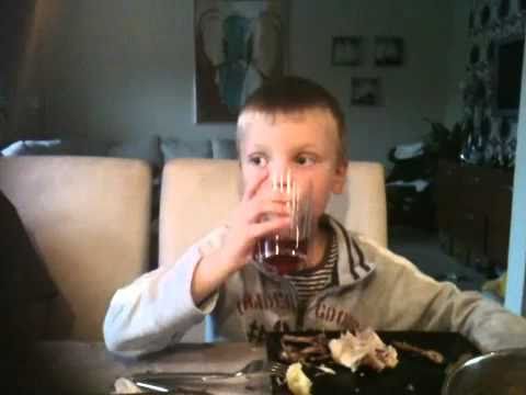 Gustav spiser kylling