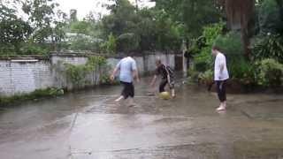 preview picture of video 'Playing ball in the rain'