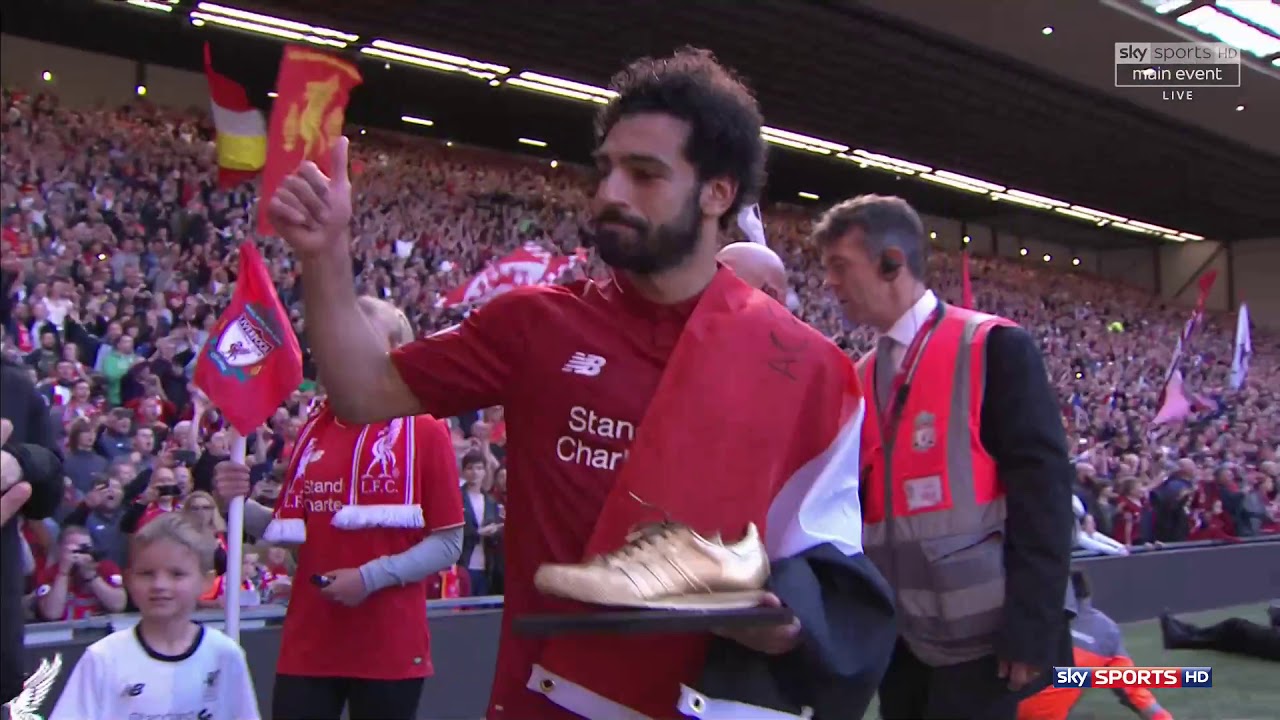 صلاح ومكة وزوجتة في الملعب