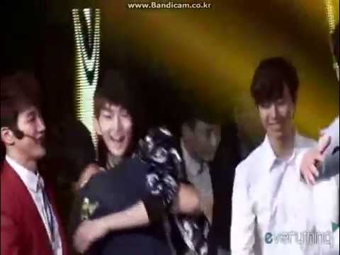 130519 SHINEE ONEW(온유) FANCAM 인기가요   스탭한테 안겨서 끌려가는 온유 ^▽^↗