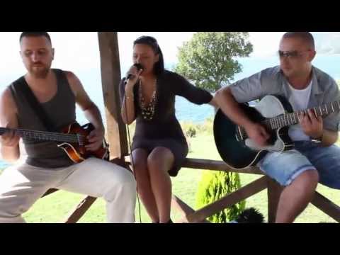 A Girl Between Maniacs - MAN DOWN (Rihanna) - Unplugged