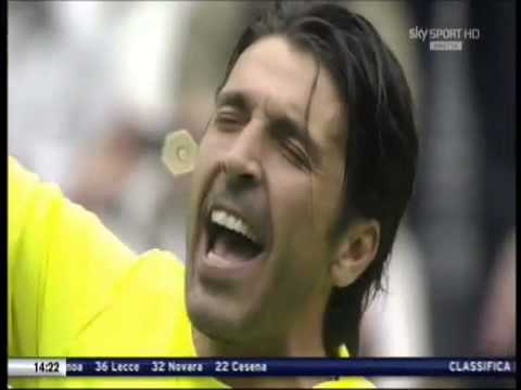 GIGI BUFFON CANTA L'INNO DELLA JUVENTUS!!!!!