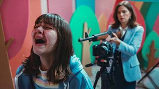 Mãe obriga a filha a gravar vídeos para um canal do YouTube com 50 milhões de inscritos.