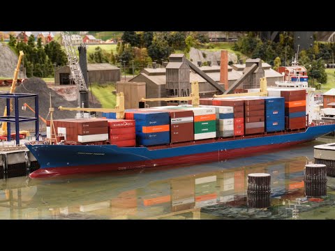 Real Water and Model Ships between 1:87 Trucks and Trains HO Scale