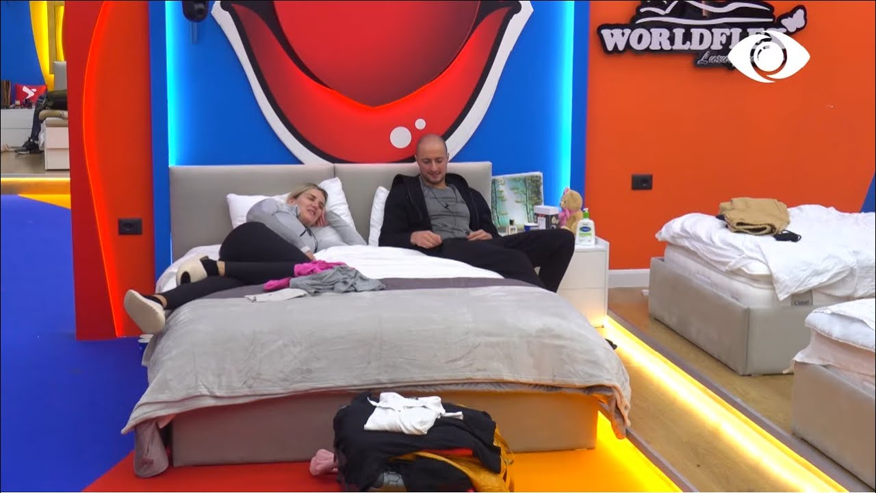 Nuk do lule, por…, Kejvina dhe Kristi qëndrojnë pranë njëri-tjetrit