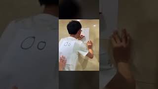 背中に描かれた絵を同じように描く遊びが難しすぎると話題に