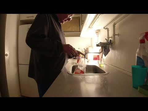 MongoTV_10683 - Spiser 2 BOLLER Med TAHIN og OST og Blander SAFTEVAND og Snakker