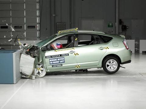 2006 Toyota Prius moderate overlap IIHS crash test