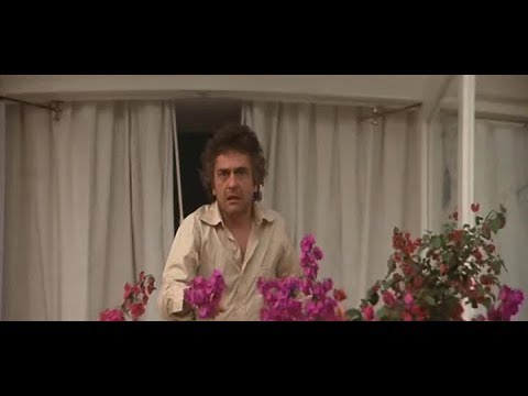 Dudley Moore arriving in Mexico - 10