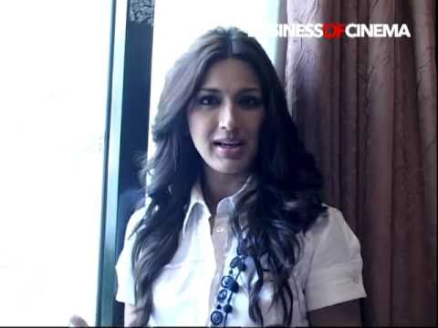 Bollywood actresses Sonali Bendre & Prachi Desai for Smile India Movement