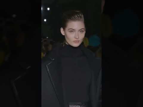 Grace Elizabeth stunning walk at #maxmara#model #supermodel#runway#viral#trending#graceelizabeth