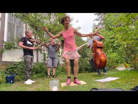 “Picking up peanuts, puttin em in your pocket” - Miss Moonshine buckdancing Georgia tune in Germany