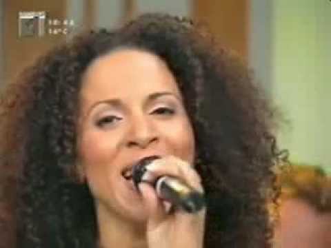 Bonny Ferrer performong first version of Angel de mi vida