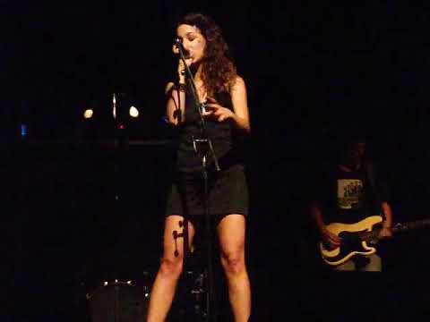 Daniela Herrero - Buscando un símbolo de paz (Charly García)