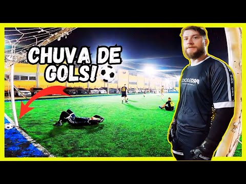 Levamos uma CHUVA de GOLS! A Rotina Sofrida de um Goleiro ⚽😭