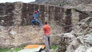 Video thumbnail of Johnny's Wall, 7A+ (sit). Cromlech Boulders