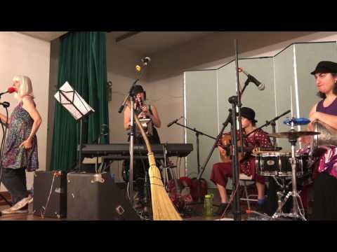 Koga Ke Odish Mome Za Voda - Baba Yaga's Stew