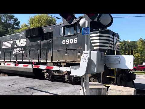 NS 6906 runs lite past Elizabeth Street in Rome, GA