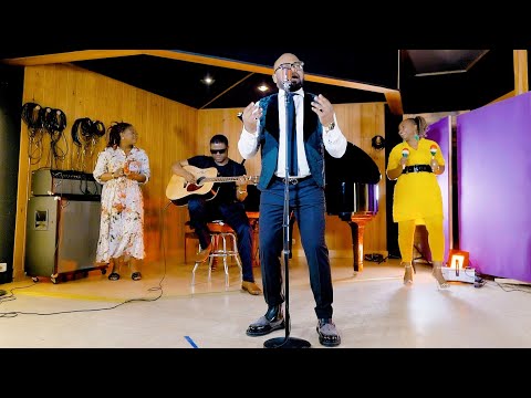 Christian Kizonga El - Une voix et une guitare.