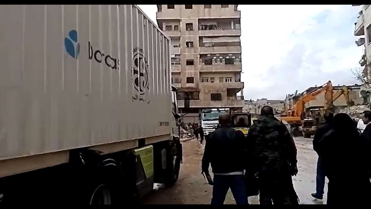 De Dorcas-hospitainer tussen de brokstukken in Hama
