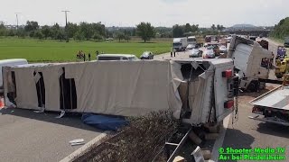 preview picture of video '[E] - LKW KIPPT NACH UNFALL AUF MITTELLEITPLANKE - Autobahn massiv blockiert - FW im Einsatz'