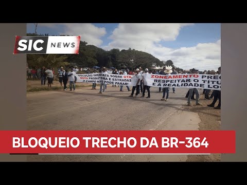 Manifestantes bloqueiam trecho da BR-364, próximo a Cujubim