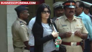 Vinod Khanna Last Rites, Celebrities Come  To Pay Their Respect