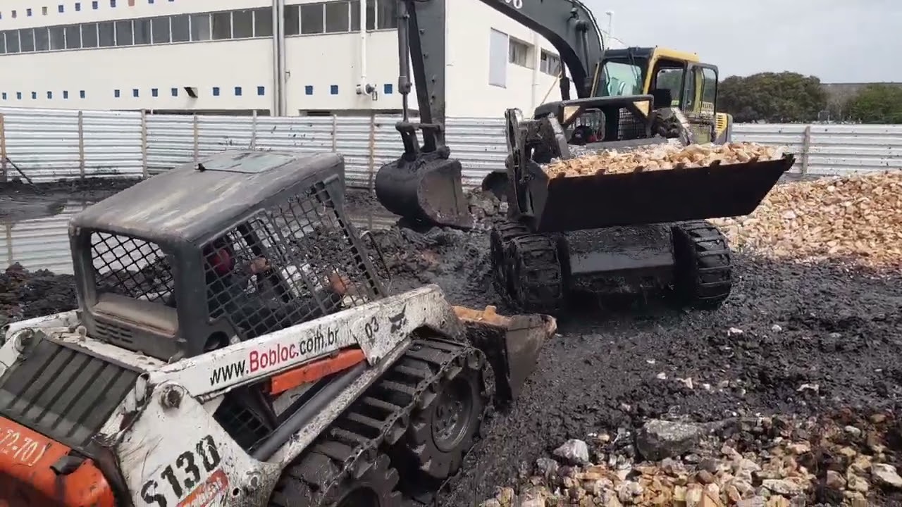 Esteira de Aço Bobcat Flutua no Barro em Curitiba | Alugue com Operador | Bob Loc