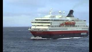 preview picture of video 'Hurtigruten - MS Nordkapp trifft MS Midnatsol'